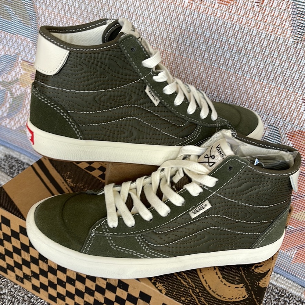 Vans Men’s The Lizzie
Quilted Grape Leaf
VN0A4BX150K
Sneakers - Picture 11 of 16